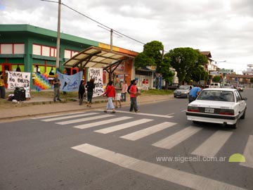 Manifestantes con una radio abierta juntaron firmas en contra del aumento del Boleto