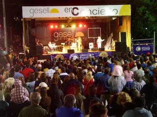 Archivo de Gesell en Concierto: los Tipitos en la Plaza Primera Junta, año 2006