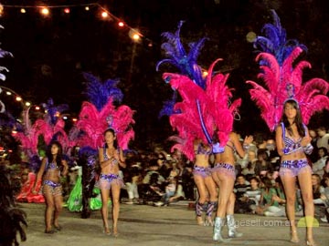Una de las comparsas participantes, animadoras de las noches de fiesta (foto Y. Capitan)