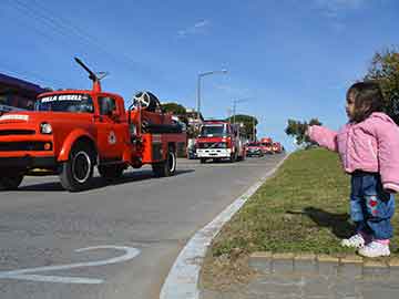 El paso de Bomberos... siempre atractivo para los mas pequeños