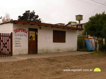 Frente de la modesta despensa de barrio, donde sucedió la tragedia 