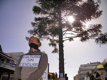 Di Luciano en pleno centro. Una postal de la situación cultural geselina