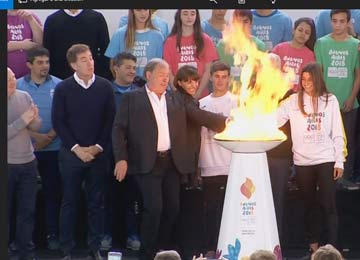 La llama que llega!!. Gustavo detrás del presidente del Comité Olimplico