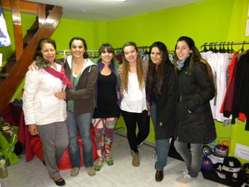 Las diseñadoras posan para la foto