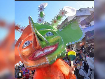 La Escuela 4 de Monte Rincón y la Colectividad Boliviana, ganadores del desfile