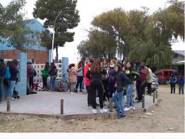 Frente de la Escuela donde sucedió la denunciada agresion (foto de archivo)