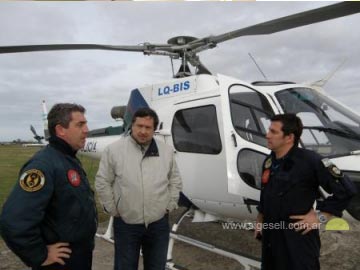 El vuelo está listo: Erneta dialoga con los pilotos (Foto portal Gesell al Día)
