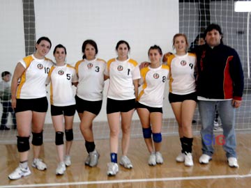  El profesor Mauricio Palacio y las chicas de primera divición del club