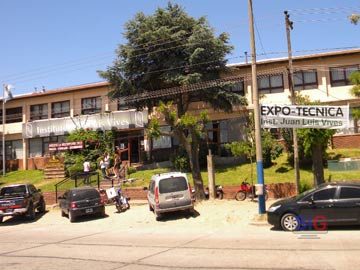 Los alumnos del Vives exponen trabajos realizados durante el año