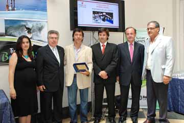 Funcionarios Provinciales entregan el premio al Partido de la Costa    