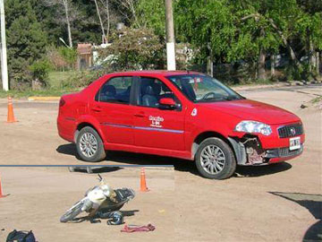 El automovil y el impacto.  En el detalle inferiro estado en que quedó la moto