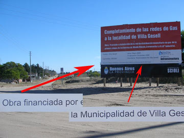 El cartel de Circunvalación y 112. En la zona ampliada la leyenda de quien financia