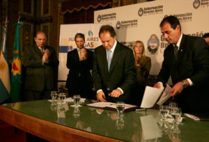El Gobernador Scioli y funcionarios presentes (foto: Prensa Gobernación)            