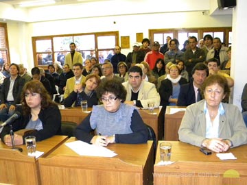 gesto adusto mientras habla en Intendente