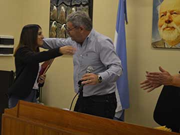 Venga un abrazo!.. Baldo saluda a Cecilia Villegas, que juró como concejal