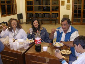 La familia Zárate cena anoche en bancas del Concejo