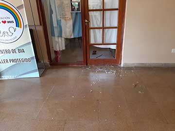 La puerta que conecta el Frente de TODOS con la secretaria, por allí ingresaron