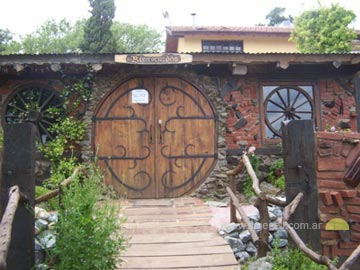 Ingreso a El Viejo Hobbit, un lugar de ensueños