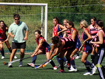 Todas a la carga!!.. una imágen de uno de los intensos partidos