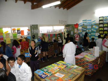 Uno de los salones de la muestra, con la producción anual de los alumnos