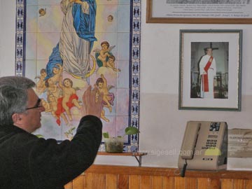 El Padre Miguel bendice la imágen del Diácono, en el ingreso al establecimiento