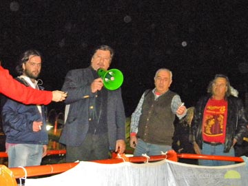 La presión social llevó al Intendente  a cambiar de parecer: fué a la plaza