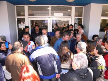Vecinos reclaman en la puerta del Municipio. Funcionario municipal agredió a manifestante