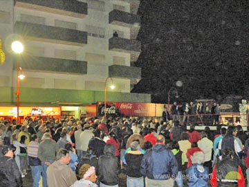 Una molesta llovizna por momentos amenazó con la suspensión de la reunión