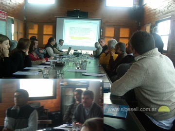 Imágen de la reunión de técnicos en pleno trabajo. En el recuadro Baldo y Santurion