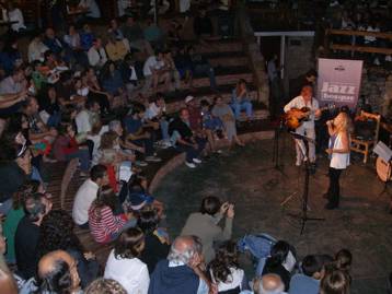El Anfiteatro de Mar de las Pampas, en la noche del sábado. Excelente show