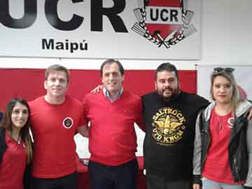 Cecilia Villegas y Daiana Martinez con los dirigentes radicales, en Maipú