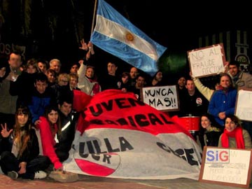La JR copó la plaza: unánime repudio a la represión en Tucumán