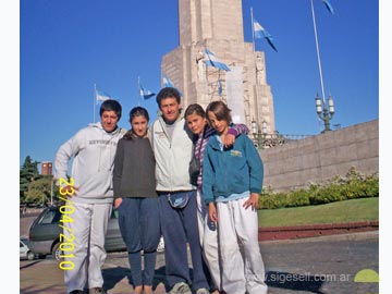 La delegación geselina con el fondo del Monumento a la Bandera