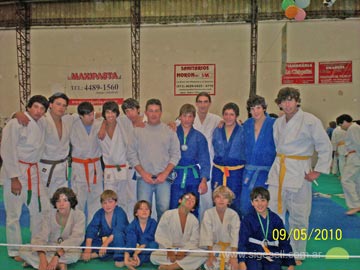 El equipo geselino posa para la foto en Morón