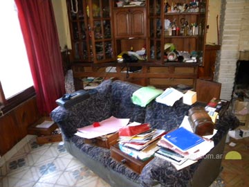 Así quedó el living de la familia Kletzel, luego del paso del vandalismo