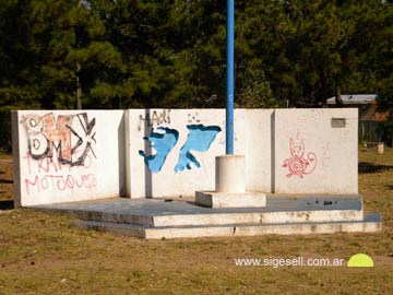 Pintadas en el monumento a malvinas, imágend e esta mañana