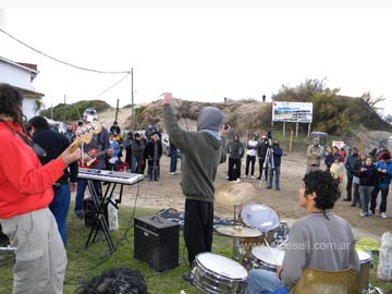 Rock frente a los médanos, de fondo la seguridad de Mandalay