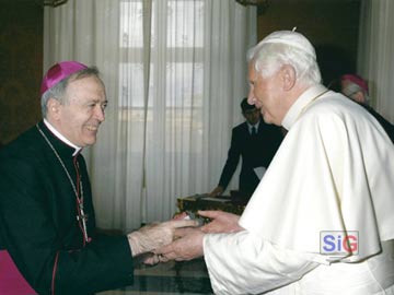 El obispo de nuestra diósesis en su visita al Vaticano, junto a Benedicto XVI (archivo)