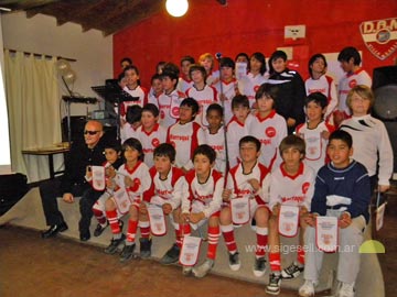 Villamón posa junto al grupo de chicos que visten la camiseta del club