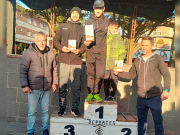 Roberto Benitez en lo más alto del podio, acompañado por Javier Ledesma y Ever Herrera