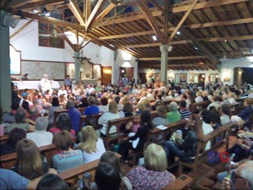 Chicos y grandes colman la parroquia cada año: un encuentro de fe y humor