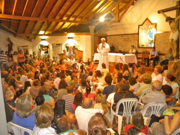 una multitud desbordó la Parroquia para escuchar a Menapace