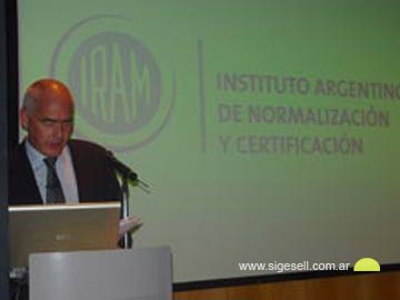 Ministro de Turismo Enrique Meyer (foto presentación norma IRAM 42100)