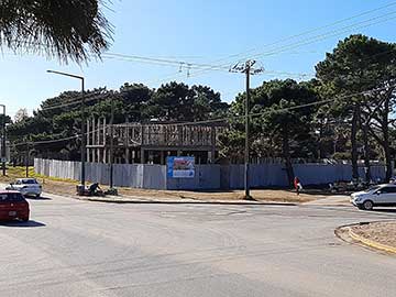 Así está lo que queda de la plaza: se construye en el lugar un edificio gubernamental