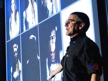 Molinari,  es pionero en Argentina en  fotografía digital e iluminación. 