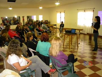 La Lic. Sabrina Landoni,escuchando atentamente todas las inquietudes