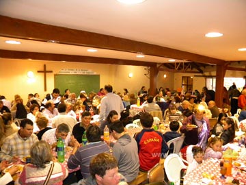 El Salón Parroquial quedó chico... la familia reunida el domingo a la mesa
