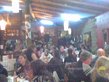 Una imágen de la muy concurrida cena (foto de celular)