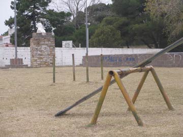 La Plaza Belgrano, hoy abandonada y con restos de juegos, rotos