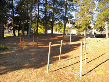 Restos de juegos: la Plaza de Monte Rincón en estado de abandono